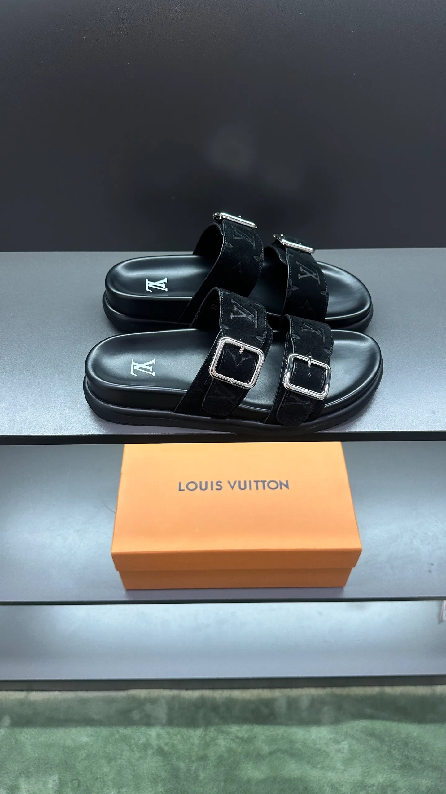 P340 🔍LV Men's Spring and Summer Slippers Counter Synchronization. The uppers are imported cowhide fabrics from Italy, with logo graphics and high-quality craftsmanship. Soles: original soles specially provided by the original factory. Exclusive movable molded soles are super comfortable. Original factory follow-up orders. 🔍🔍High quality. You can enter and leave the counter at will. Welcome to compare. Code number 38-45 No. 058